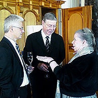 Brecht-Tochter Barbara Brecht-Schall mit Mäzenen Rolf Settelmeier und Kurt Viermetz (v.l.)