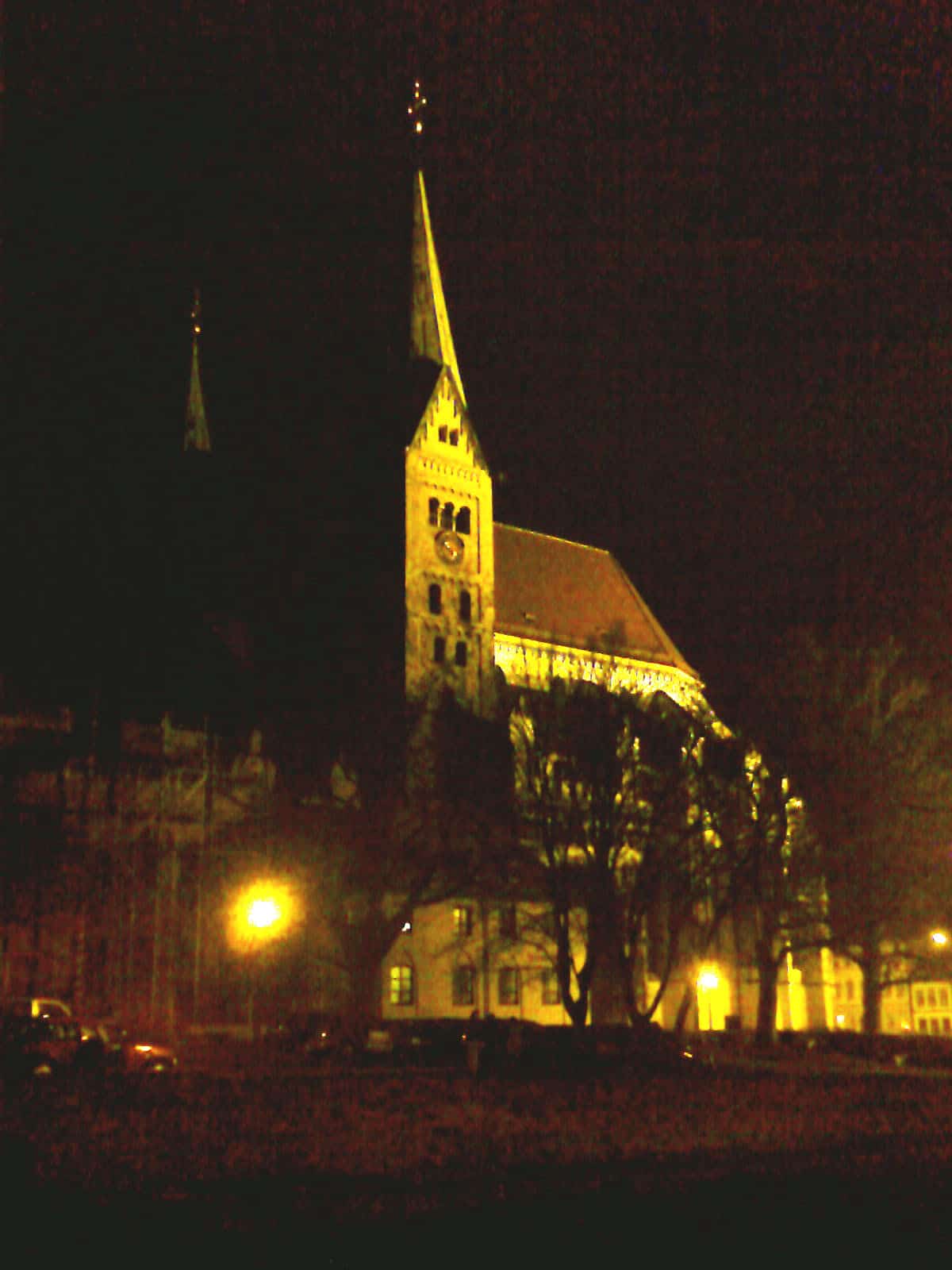 Augsburger Dom, den nun wirklich kein Denkmalschützer auf den Zustand des 11. Jahrhunderts rückbauen will.