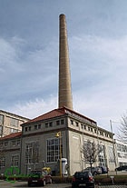 Der 65 Meter hohe Schornstein am Glaspalast - Bild: Kleeblatt-Film.de