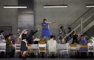 Wenn der Chef nicht da ist, tanzen die Bediensteten auf den Tischen – Szene aus Jan Philipp Glogers turbulenter „Figaro“-Inszenierung. Foto: A.T. Schaefer.