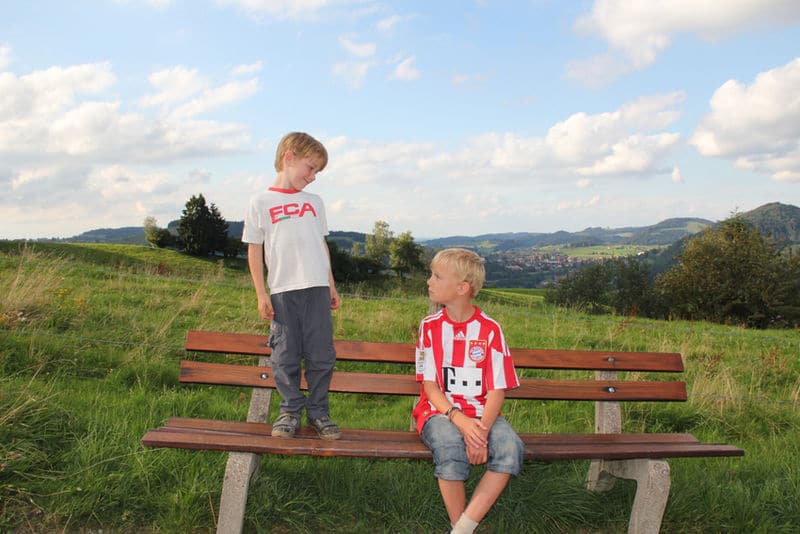 Ironie eines Schwabenkindes: "Armer FC Bayern": Leah Mack. Prämiertes Fotokunstwerk beim Kinderfotopreis Stadt & Land