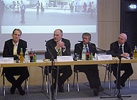 Pressekonferenz im Stadtwerkesaal (v.l.): (DB Netz), OB Kurt Gribl, Stadtwerke-Geschäftsführer Norbert Walter, Karl-Heinz Ferstl (DB Station und Service)