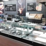 Kaffee und Mittagsgerichte "to go": Theke im Convenience-Bereich