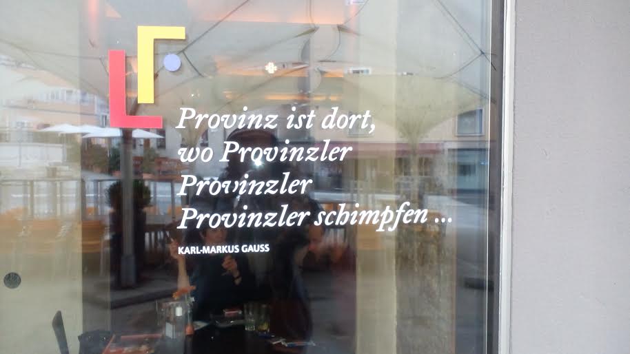 Schaufenster eines Cafes in Salzburg - Foto: Günter Schaipp