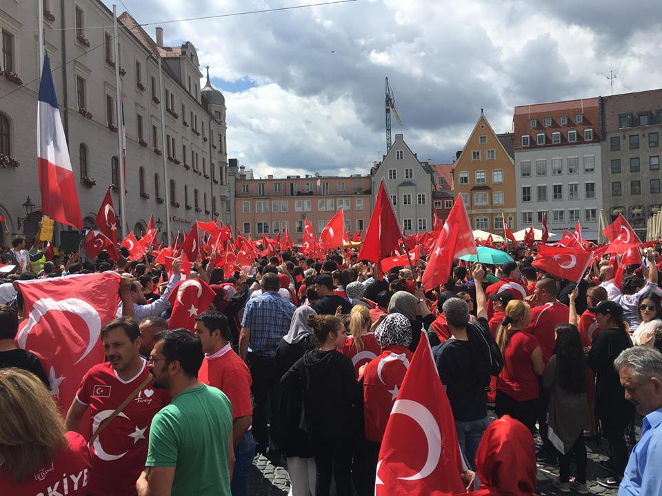 Türkische Nationalisten auf dem Rathausplatz