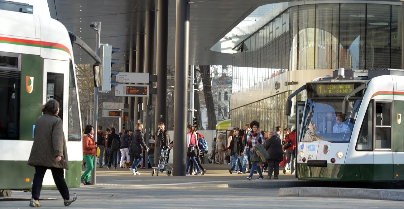 Immer mehr Fahrgäste sind mit Bussen und Straßenbahnen unterwegs- wie hier am Königsplatz. Foto: swa / Thomas Hosemann