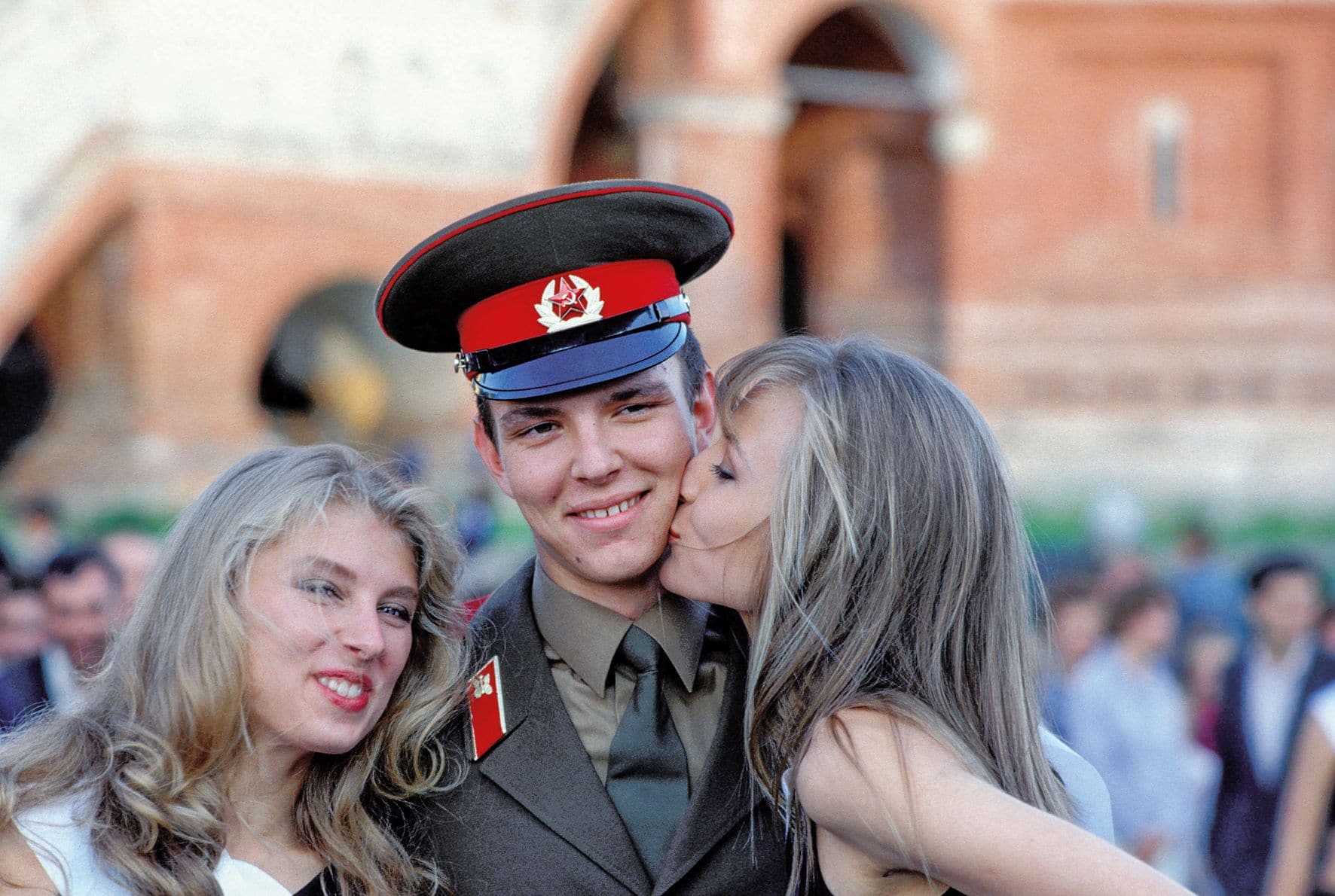 Moskau: junge Frauen und Soldat © Daniel Biskup/BOEHMEDIA.de