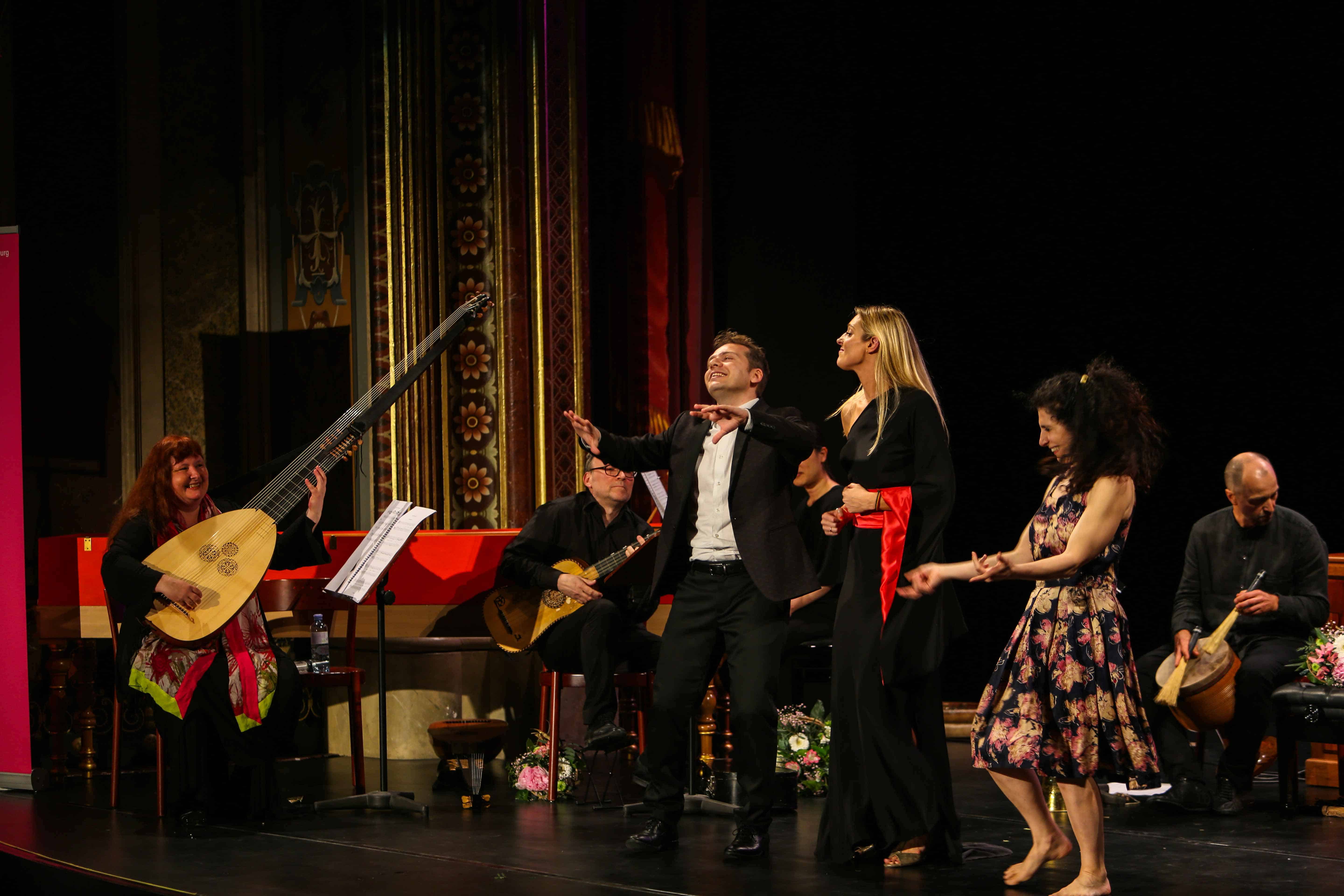 Eröffnungskonzert Mozartfest 2017: Christina Pluhar mit Ensemble L'Arpeggiata, Céline Scheen (Sopran), Vincenzo Capezzuto (Alt), Anna Dego (Tanz). Foto (c) Christian Menkel