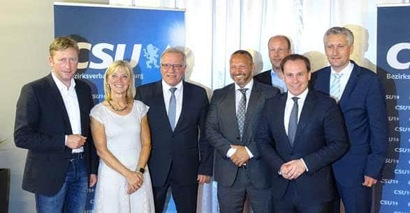 Gruppenbild mit Dame: Johannes Hinterberger (3.v.r.) wurde als CSU-Direktkandidat für die kommende Landtagswahl 2018 nominiert