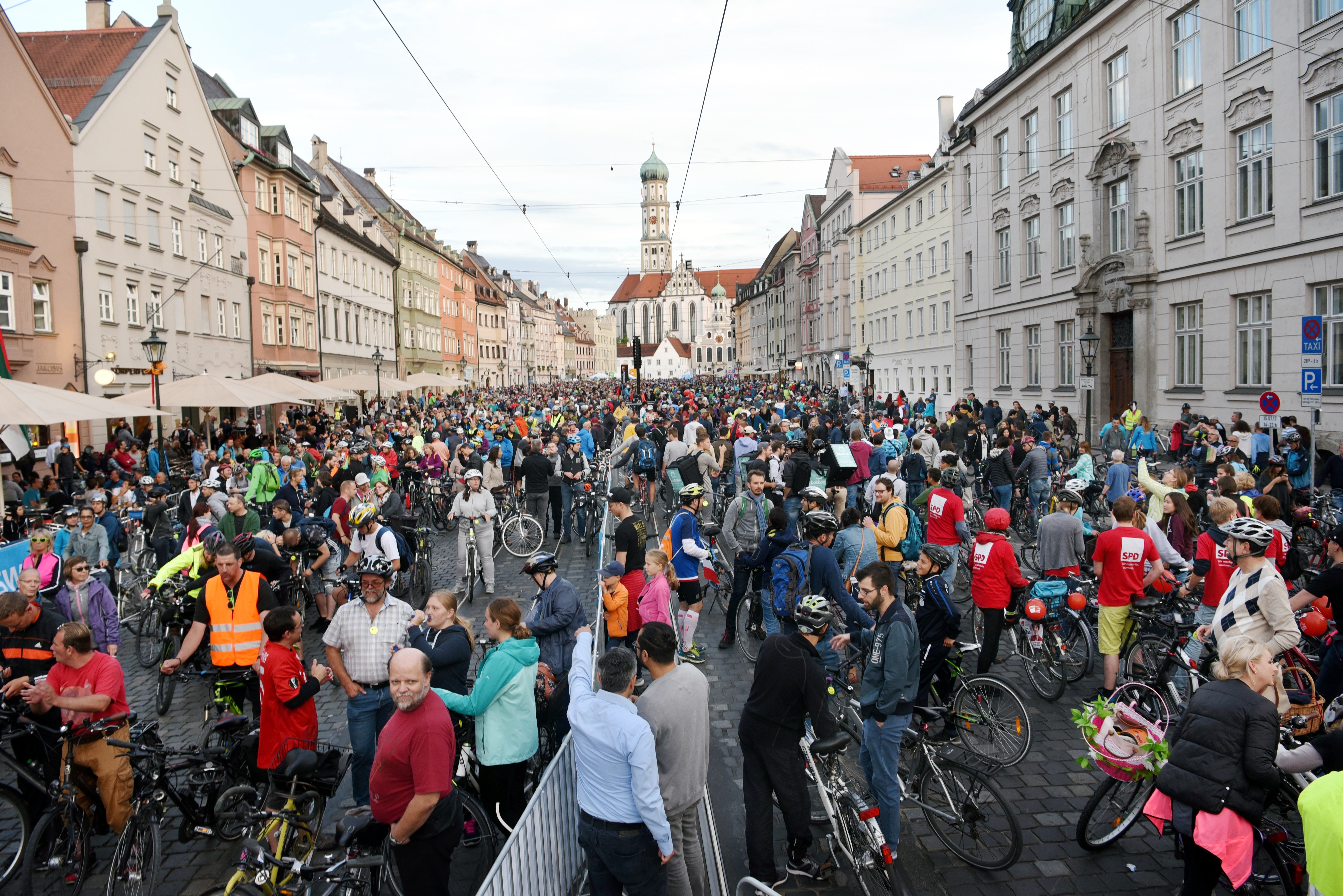Über 6000 Radler starteten in der Maximilianstraße in die Augsburger Radlnacht. Bild: Ruth Plössel, Stadt Augsburg