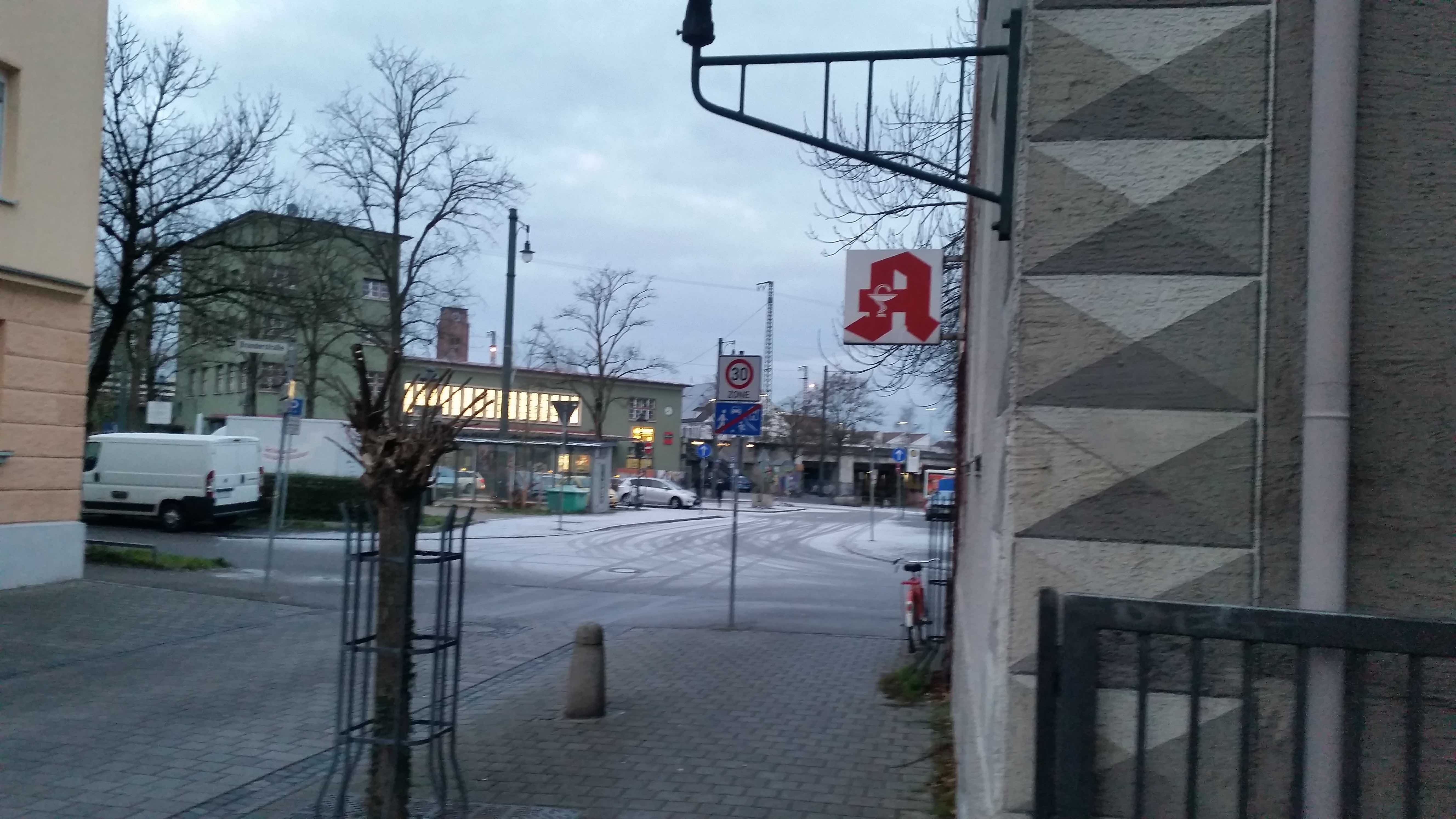 Oberhauser Bahnhof - Im Vordergrund die ehem. Apotheke, wo der neue Süchtigen-Treff verortet werden soll