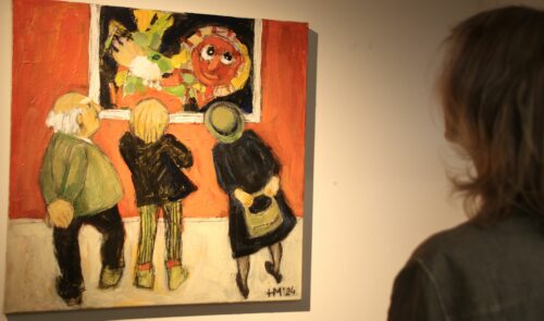 Zuschauer: Betrachterin betrachtet gemalte Menschen, die gemalte Menschen betrachten (Helene Mitter: „Museumsbesuch“) – Foto: Frank Heindl