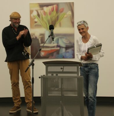 Die Siegerin: Barbara Auer mit Wettbewerbsorganisator Thomas Fackler und eigens bereitgehängtem Strauß - Foto: Frank Heindl